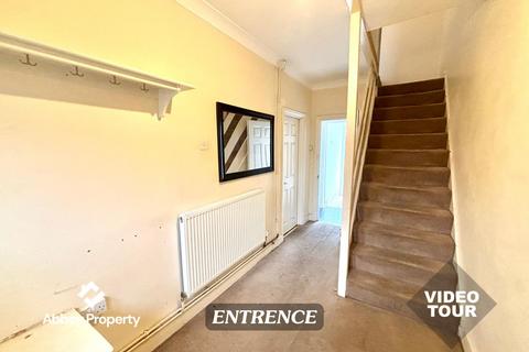 4 bedroom terraced house to rent, Whitecroft Road, Luton, LU2