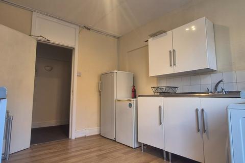4 bedroom flat to rent, Devonshire Road, Polygon