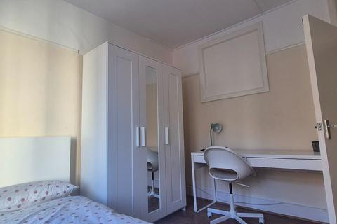 4 bedroom flat to rent, Devonshire Road, Polygon