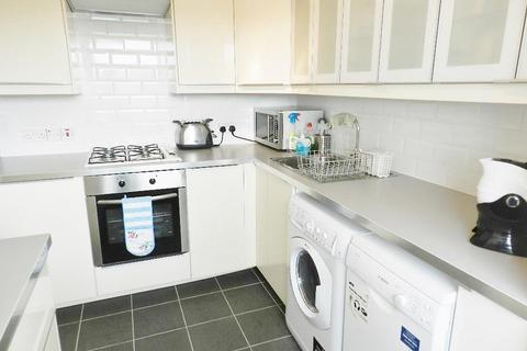 3 bedroom flat to rent, Austin Road, London SW11