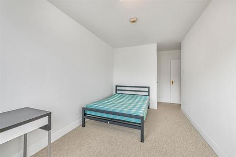 3 bedroom flat to rent, Austin Road, London SW11