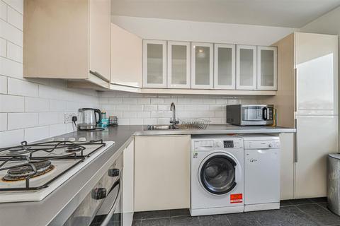 3 bedroom flat to rent, Austin Road, London SW11