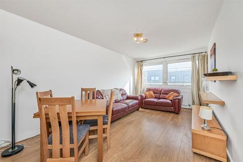 3 bedroom flat to rent, Austin Road, London SW11