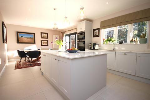 5 bedroom detached house to rent, TALEWORTH PARK, ASHTEAD, KT21