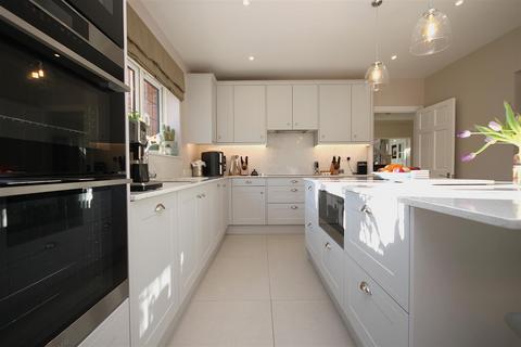 5 bedroom detached house to rent, TALEWORTH PARK, ASHTEAD, KT21
