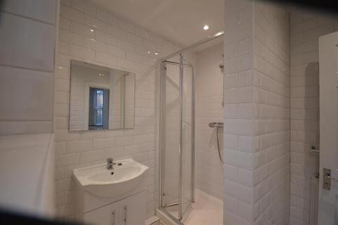 Studio to rent, Princes Avenue, London
