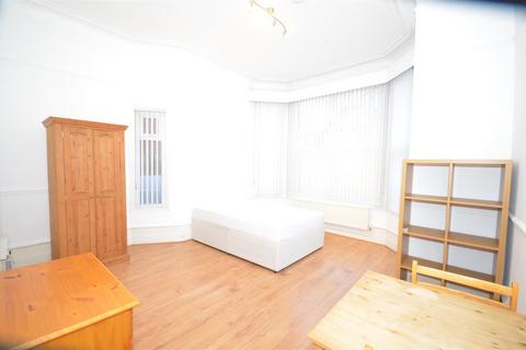 Studio to rent, Princes Avenue, London