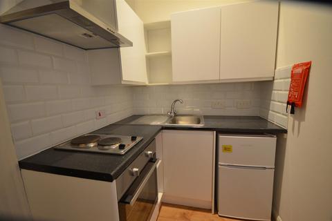 Studio to rent, Princes Avenue, London