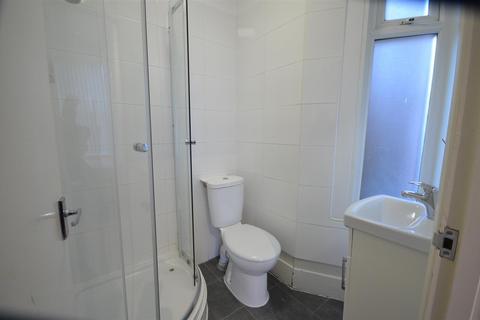 Studio to rent, Princes Avenue, London