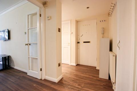 3 bedroom flat for sale, Woodcote Road, Wallington, SM6