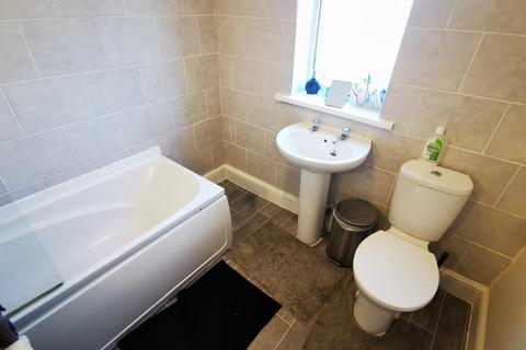 2 bedroom semi-detached house to rent, Deanham Gardens, Fenham, Newcastle upon Tyne, NE5
