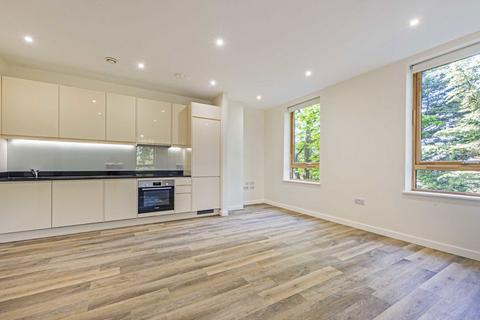 Studio to rent, Green Street, Sunbury-On-Thames TW16