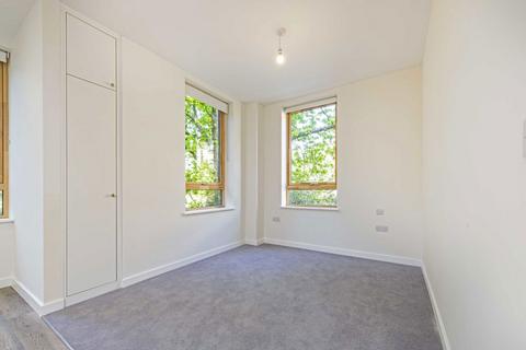 Studio to rent, Green Street, Sunbury-On-Thames TW16