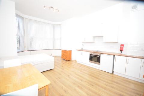 Studio to rent, Princes Avenue, London
