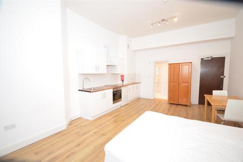 Studio to rent, Princes Avenue, London