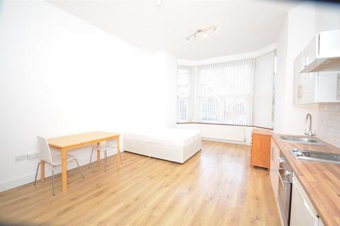 Studio to rent, Princes Avenue, London
