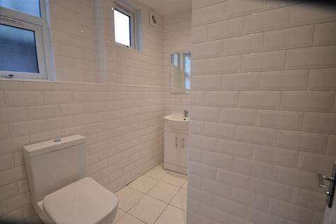 Studio to rent, Princes Avenue, London