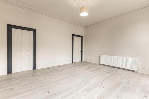 3 bedroom flat to rent, Kilburn High Road London