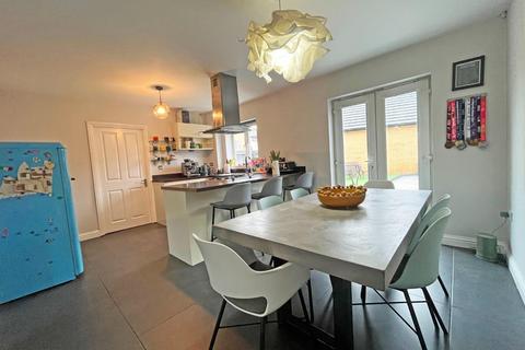 4 bedroom townhouse for sale, Coppen Road, Peterborough PE7