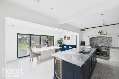 4 bedroom semi-detached house for sale, Western Avenue, Gidea Park, RM2 6EH