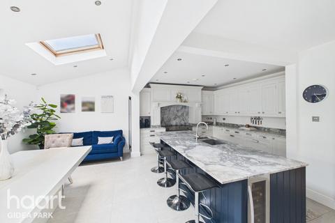 4 bedroom semi-detached house for sale, Western Avenue, Gidea Park, RM2 6EH