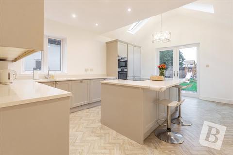 4 bedroom bungalow for sale, Kenilworth Gardens, Hornchurch, RM12