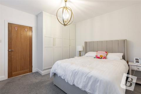 4 bedroom bungalow for sale, Kenilworth Gardens, Hornchurch, RM12