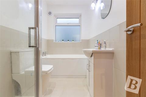 4 bedroom bungalow for sale, Kenilworth Gardens, Hornchurch, RM12