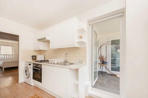 3 bedroom flat to rent, Stockwell Road, London SW9