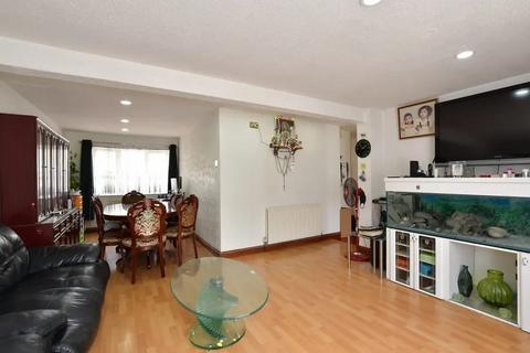 4 bedroom semi-detached house to rent, Parkhurst Road, London E12