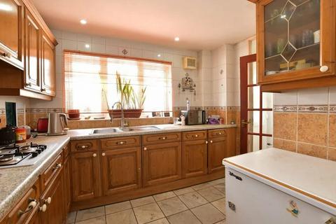 4 bedroom semi-detached house to rent, Parkhurst Road, London E12