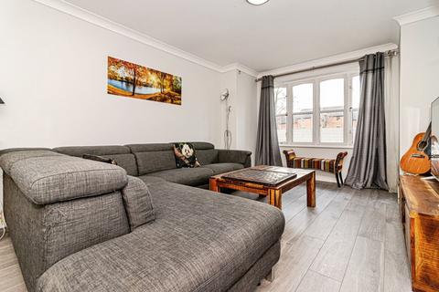 2 bedroom apartment to rent, Hadfield Close, Manchester M14
