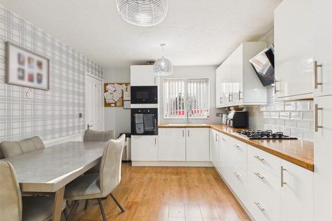 3 bedroom detached house for sale, Santolina Way, Hull