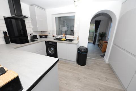 2 bedroom townhouse for sale, Longroyd, Thackley, Bradford