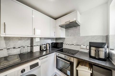 1 bedroom flat to rent, Merton Road, London SW19