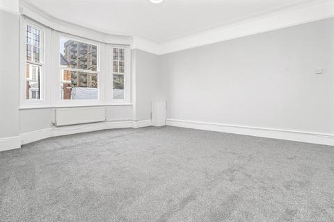 3 bedroom flat to rent, Broadway Ealing London