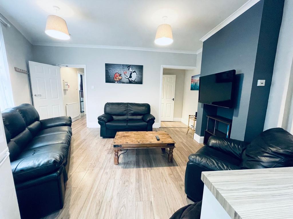 Bright, well-presented living room with comfort...