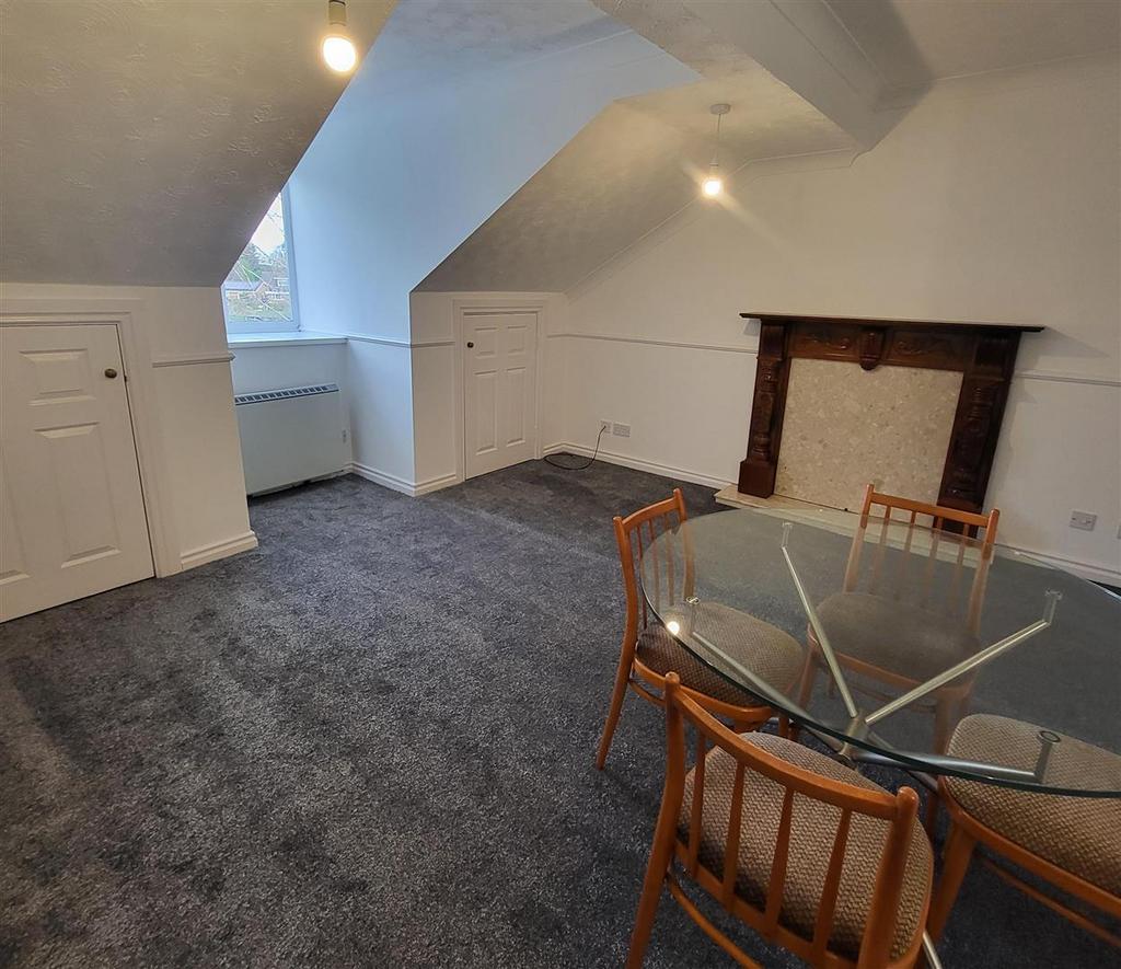 8 Sherringham House lounge.jpg