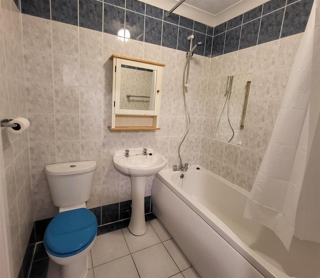 8 Sherringham bathroom .jpg