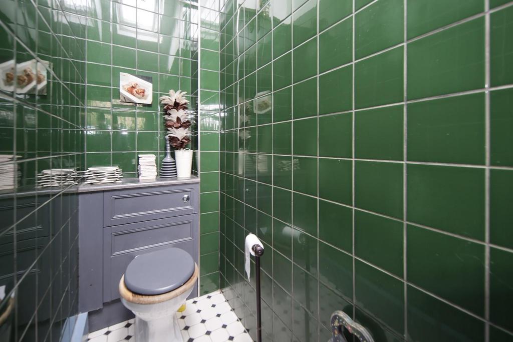 5 Lewis Rd bathroom.jpg