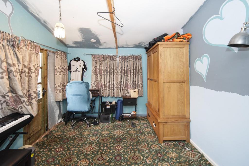 5 Lewis Rd summer house interior-2.jpg