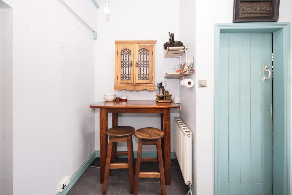 5 Lewis Rd kitchen-2.jpg