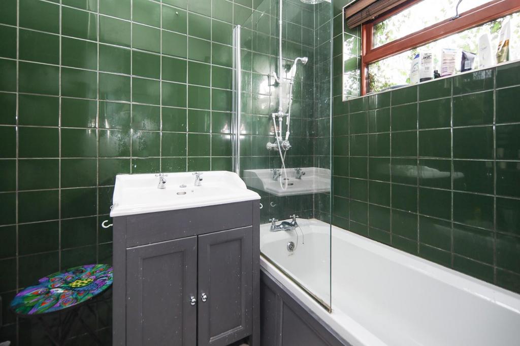 5 Lewis Rd bathroom-2.jpg