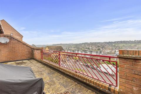 2 bedroom apartment to rent, Ripley Close, High Wycombe HP13