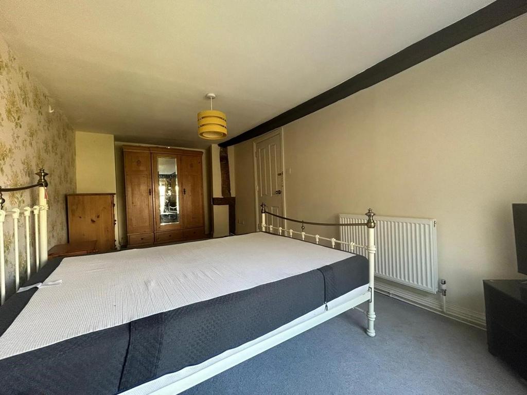 Bedroom..jpg