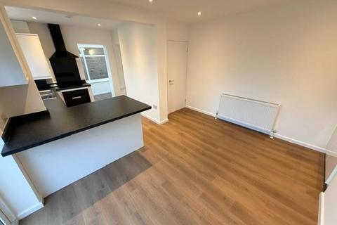 3 bedroom house to rent, Lynmouth Road, Hucclecote, GL3.