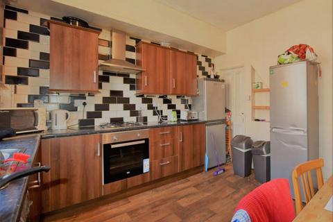 8 bedroom house to rent, 25 & 28 Welton Place