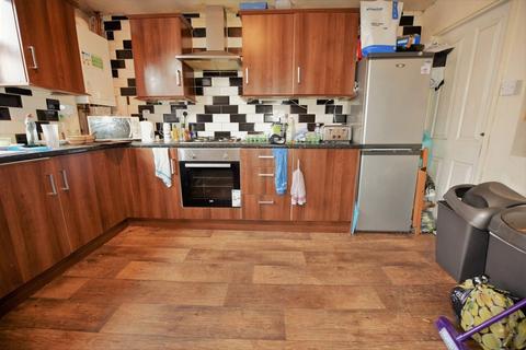 8 bedroom house to rent, 25 & 28 Welton Place
