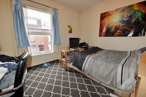 8 bedroom house to rent, 25 & 28 Welton Place