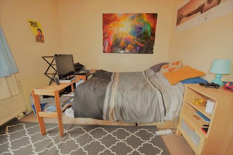 8 bedroom house to rent, 25 & 28 Welton Place